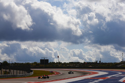 Max Verstappen, Red Bull Racing RB13, Kevin Magnussen, Haas F1 Team VF-17