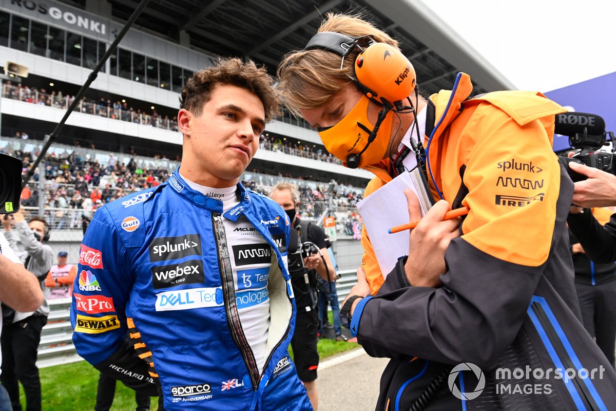 Lando Norris, McLaren, di grid F1 GP Rusia bersama race engineer-nya.