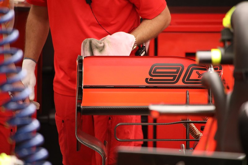 Ferrari SF90, dettaglio dell'ala posteriore di Leclerc