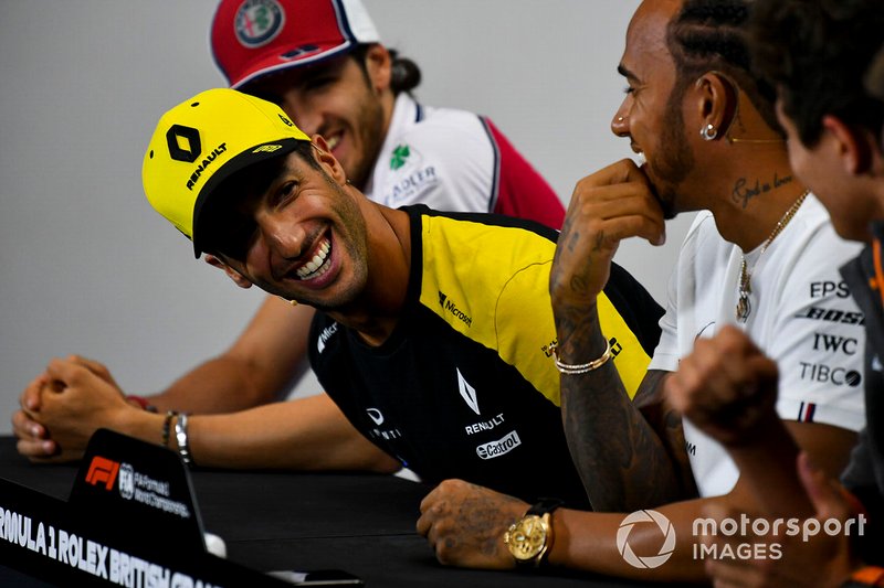 Daniel Ricciardo, Renault F1 Team, rigole en conférence de presse