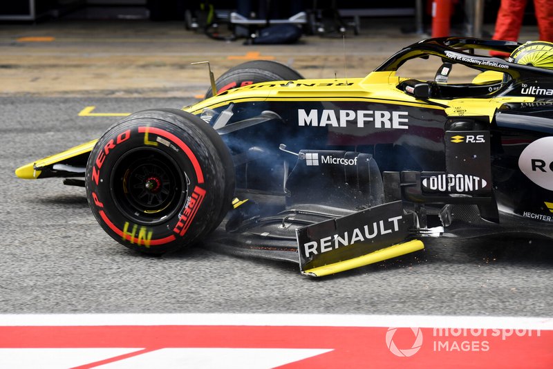 Nico Hulkenberg, Renault R.S. 19, llega al pit lane con daños en el extremo después de un accidente