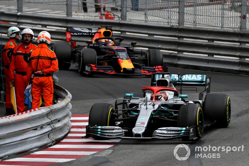 Lewis Hamilton, Mercedes AMG F1 W10 devant Max Verstappen, Red Bull Racing RB15