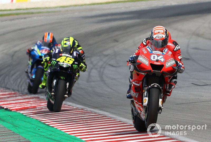 Andrea Dovizioso rekende na een rondenlang gevecht af met Valentino Rossi. Ook Alex Rins kwam er niet aan te pas.