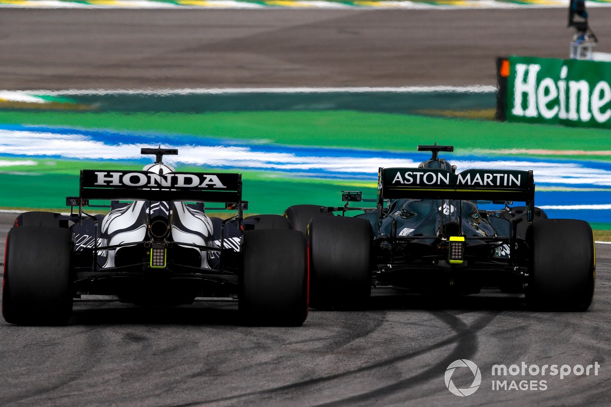 Lance Stroll, Aston Martin AMR21, battles with Yuki Tsunoda, AlphaTauri AT02