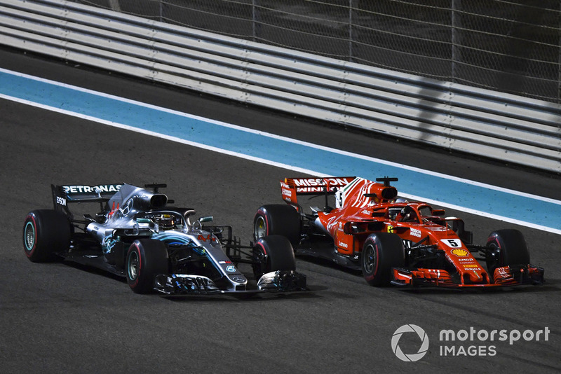 Lewis Hamilton, Mercedes AMG F1 W09 EQ Power+ et Sebastian Vettel, Ferrari SF71H saluent la foule à la fin de la course