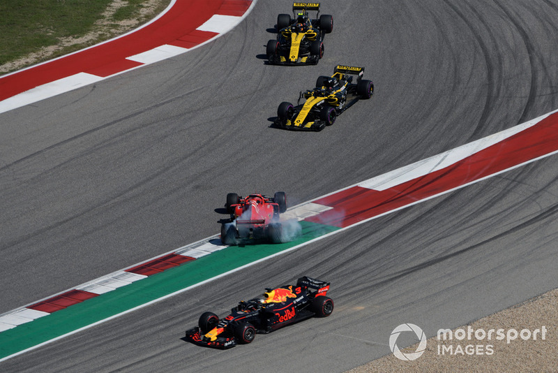 Sebastian Vettel, Ferrari SF71H et Daniel Ricciardo, Red Bull Racing RB14 s'accrochent au premier tour