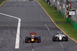 Daniel Ricciardo, Red Bull Racing RB12 e Felipe Massa, Williams FW38, in lotta per la posizione