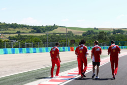 Sebastian Vettel, Ferrari wandelt op het circuit met het team