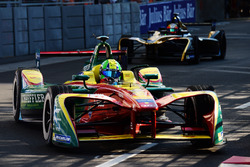 Lucas di Grassi, ABT Schaeffler Audi Sport, precede Jean-Eric Vergne, Techeetah