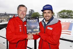 Фернандо Алонсо, Andretti Autosport Honda, з колишнім переможцем Інді-500 (McLaren) Джонні Рутерфорд