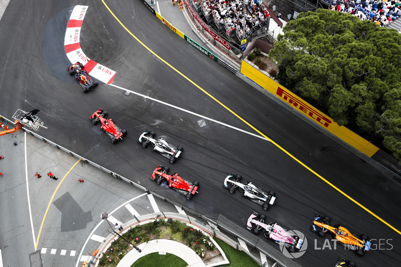 Daniel Ricciardo, Red Bull Racing RB14, lidera aSebastian Vettel, Ferrari SF71H, Lewis Hamilton, Mercedes AMG F1 W09, Kimi Raikkonen, Ferrari SF71H, Valtteri Bottas, Mercedes AMG F1 W09, Esteban Ocon, Force India VJM11, y Fernando Alonso, McLaren MCL33, al inicio