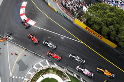 Daniel Ricciardo, Red Bull Racing RB14, lidera aSebastian Vettel, Ferrari SF71H, Lewis Hamilton, Mercedes AMG F1 W09, Kimi Raikkonen, Ferrari SF71H, Valtteri Bottas, Mercedes AMG F1 W09, Esteban Ocon, Force India VJM11, y Fernando Alonso, McLaren MCL33, al inicio
