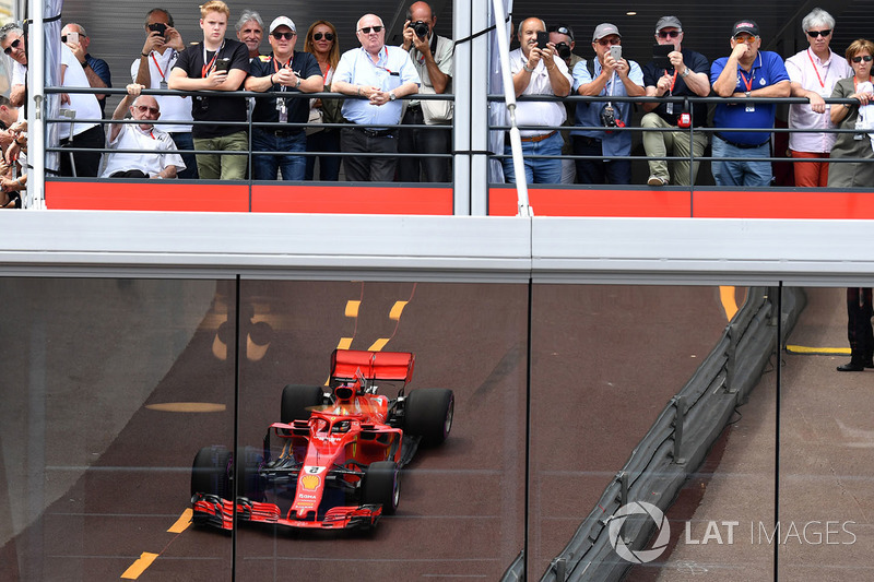 Tifosi e il riflesso di Sebastian Vettel, Ferrari SF71H
