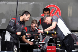 Haas F1 mecánica de trabajo en Haas F1 Team VF-17