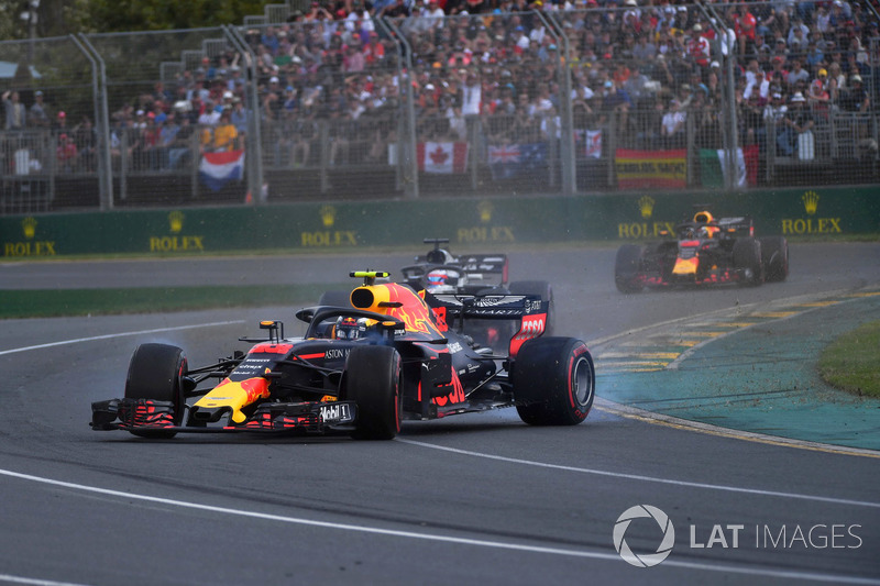Max Verstappen, Red Bull Racing RB14 spin atıyor