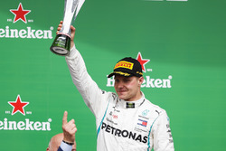 Valtteri Bottas, Mercedes AMG F1, 2° classificato, alza il suo trofeo sul podio