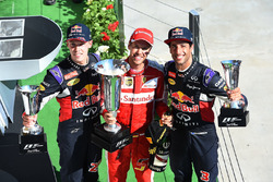 Daniil Kvyat, Red Bull Racing, yarış galibi Sebastian Vettel, Ferrari ve Daniel Ricciardo, Red Bull