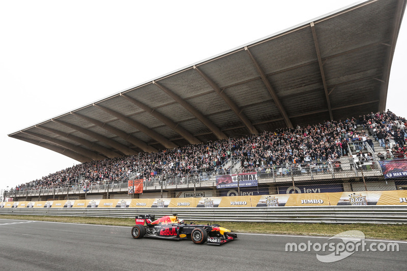 Verstappen in actie op Zandvoort tijdens de Jumbo Racedagen.