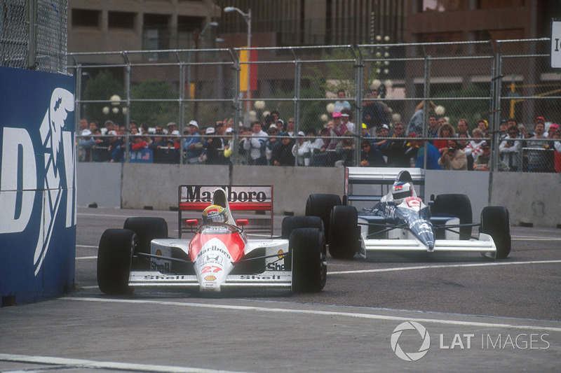 Ayrton Senna, Mclaren MP4/5B Honda en Jean Alesi, Tyrrell 018 Ford