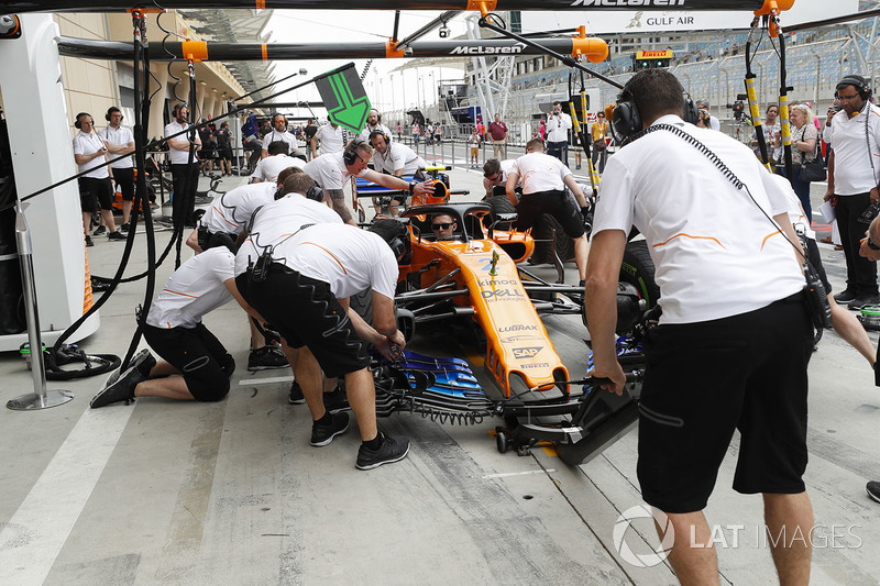 Pit stop practice with Stoffel Vandoorne's McLaren MCL33 Renault