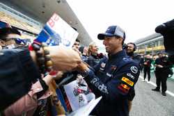 Даніель Ріккардо, Red Bull Racing, роздає автографи вболівальникам