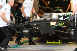 Cambio dell'ala anteriore sulla monoposto di Lewis Hamilton, Mercedes-AMG F1 W09