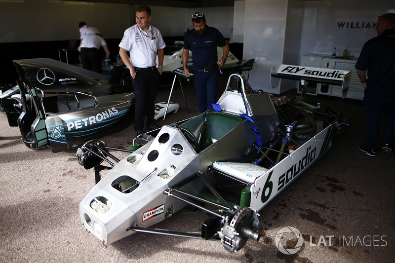 Сотрудники команд Williams и Mercedes AMG F1 рядом с Williams FW08 Ford Cosworth Кеке Росберга 1982 года и Mercedes AMG F1 W07 Нико Росберга 2016 года