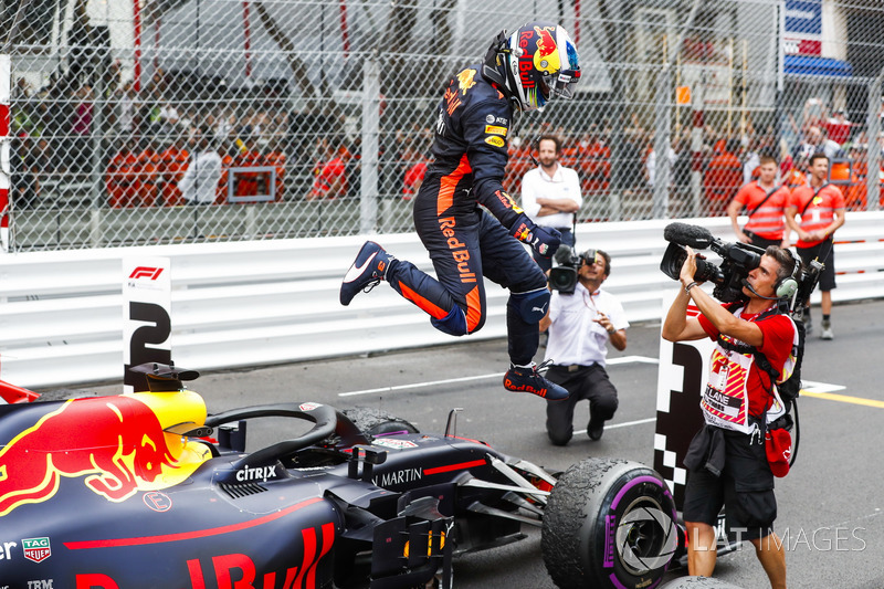 Daniel Ricciardo, Red Bull Racing, festeggia per la vittoria nel GP di Monaco