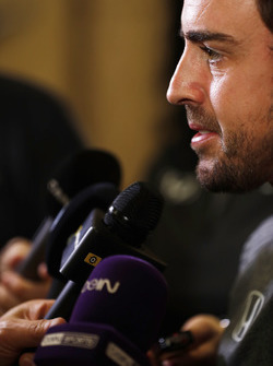Fernando Alonso habla con los medios sobre la carrera en 2017 de las 500 millas de Indianápolis en u