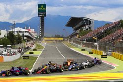 Carlos Sainz Jr., Scuderia Toro Rosso STR12, Romain Grosjean, Haas F1 Team VF-17 chase the pack at the start
