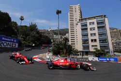 Kimi Räikkönen, Ferrari, SF70H; Sebastian Vettel, Ferrari, SF70H; Valtteri Bottas, Mercedes AMG F1, W08; beim Start