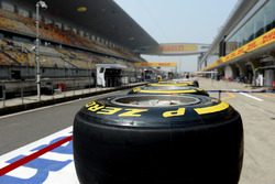 Pneumatici Pirelli sulla pitlane