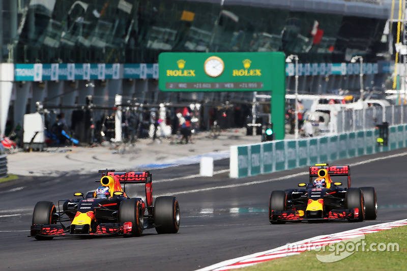 Daniel Ricciardo, Red Bull Racing RB12 e il compagno di squadra Max Verstappen, Red Bull Racing RB12 lottano per la posizione