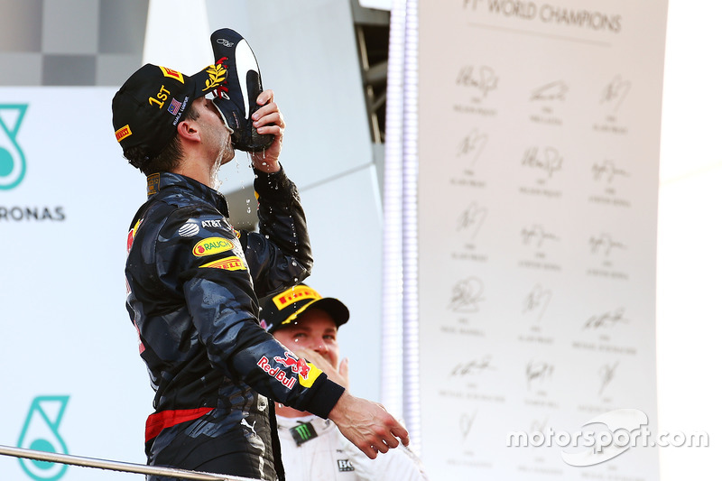 Il vincitore della gara Daniel Ricciardo, Red Bull Racing festeggia sul podio bevendo champagne dalla sua scarpa