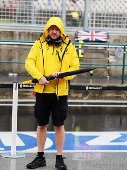 Im Regen: Andy Stobart, Renault Sport F1 Team, Pressesprecher