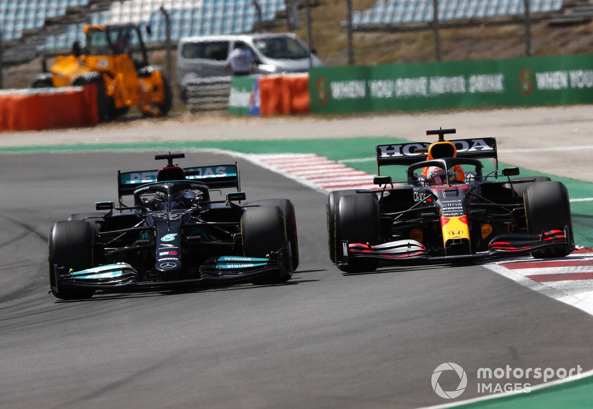 Lewis Hamilton en Max Verstappen met elkaar in gevecht op het circuit van Portimao.