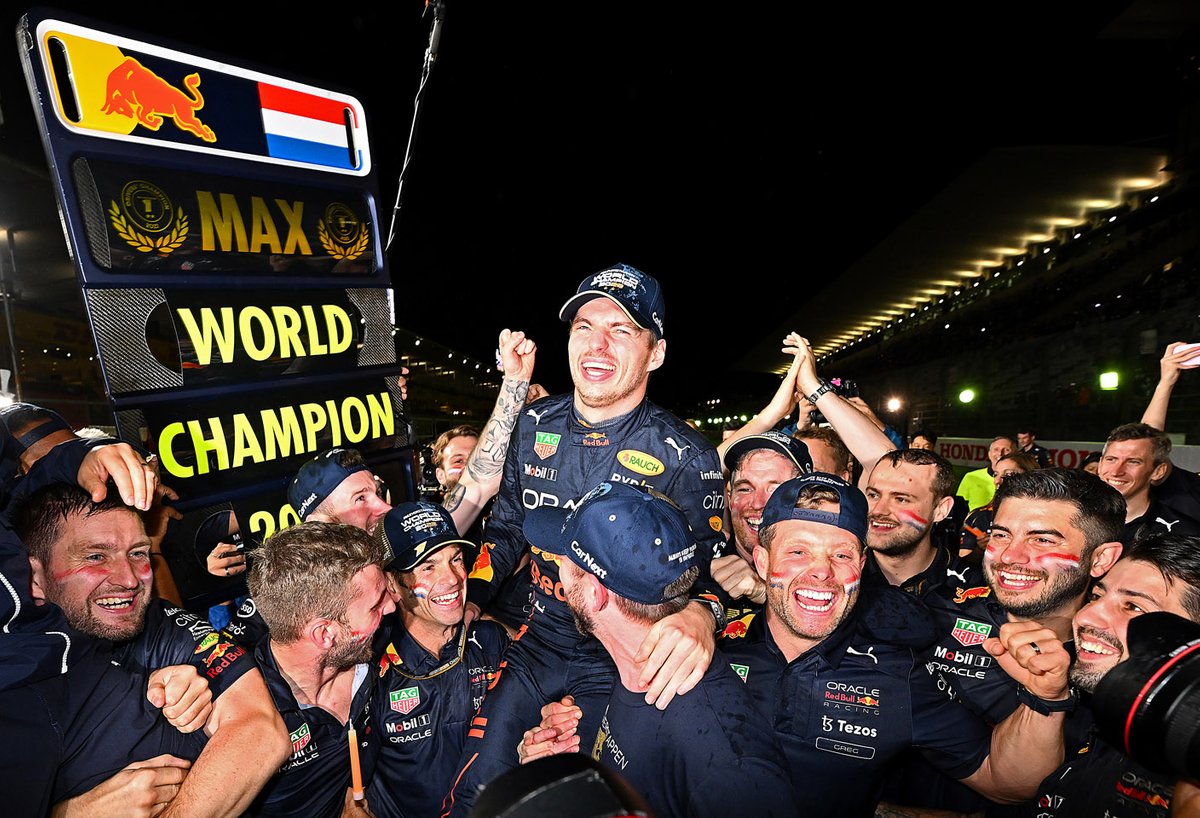 El campeón del mundo Max Verstappen, Red Bull Racing celebra su bicampeonato con el equipo