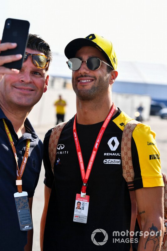 Daniel Ricciardo, Renault F1 Team takes a selfie with a fan