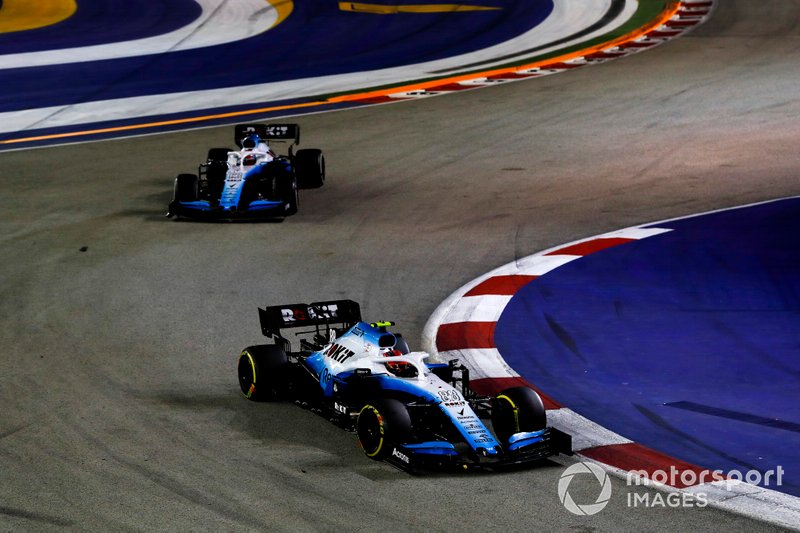 Robert Kubica, Williams FW42 leads George Russell, Williams Racing FW42