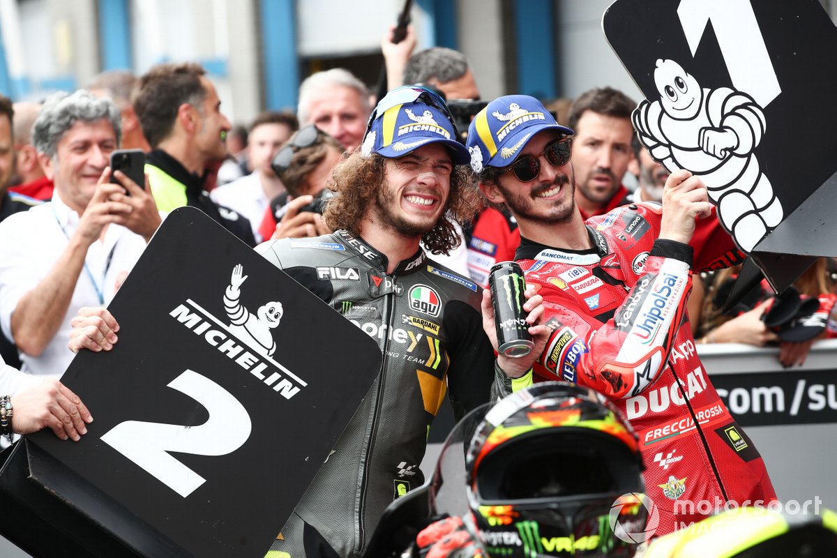 Francesco Bagnaia, Ducati Team, Marco Bezzecchi, VR46 Racing Team, merayakan hasil finis di MotoGP Belanda 2022.