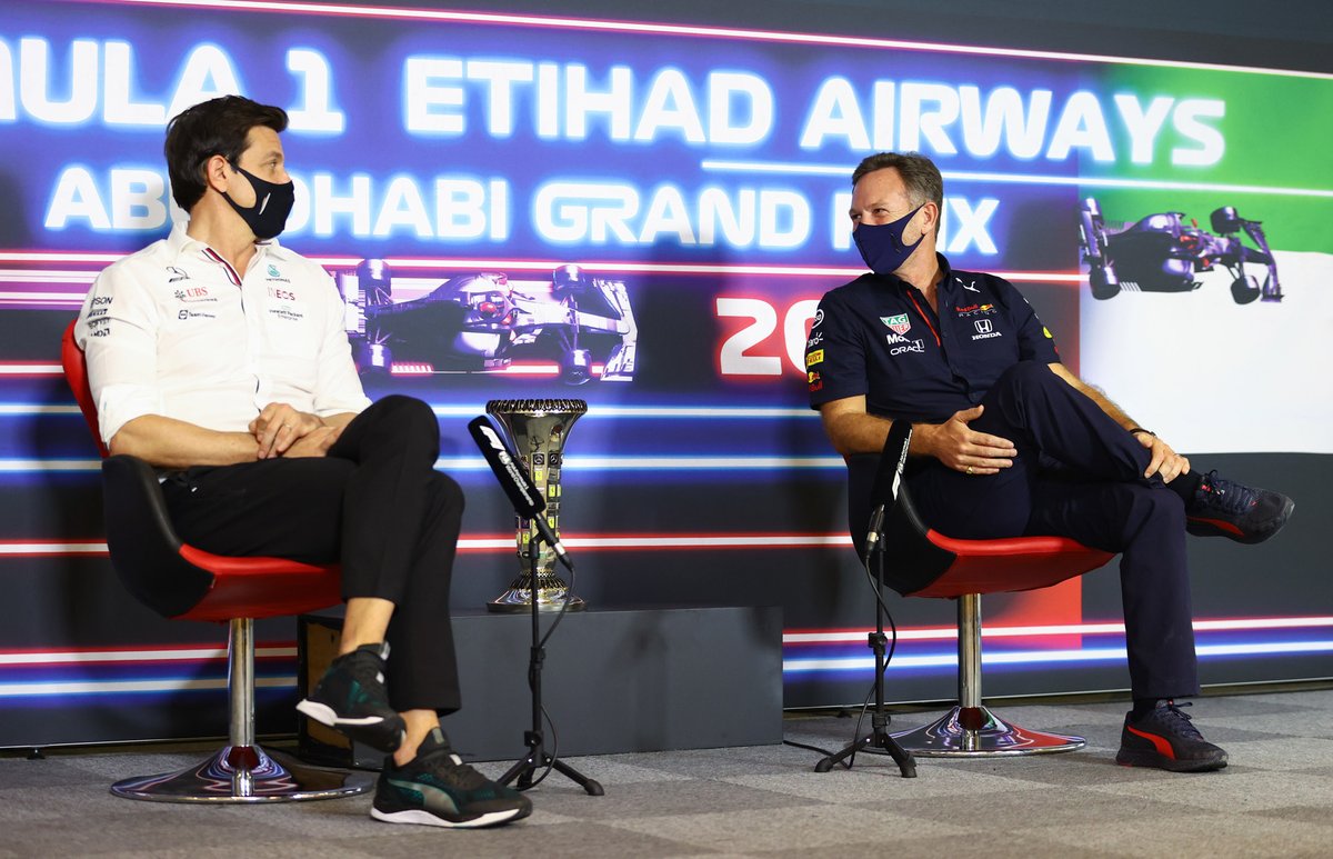 Toto Wolff, Team Principal dan CEO, Mercedes AMG, bersama Christian Horner, Team Principal, Red Bull Racing dalam konferensi pers FIA jelang F1 GP Abu Dhabi 2021.