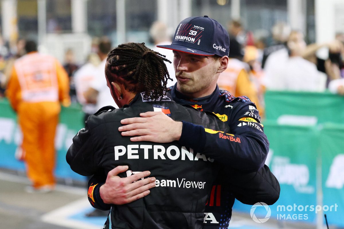 Lewis Hamilton, Mercedes, segundo puesto, felicita a Max Verstappen, Red Bull Racing, primer puesto, en el Parc Ferme