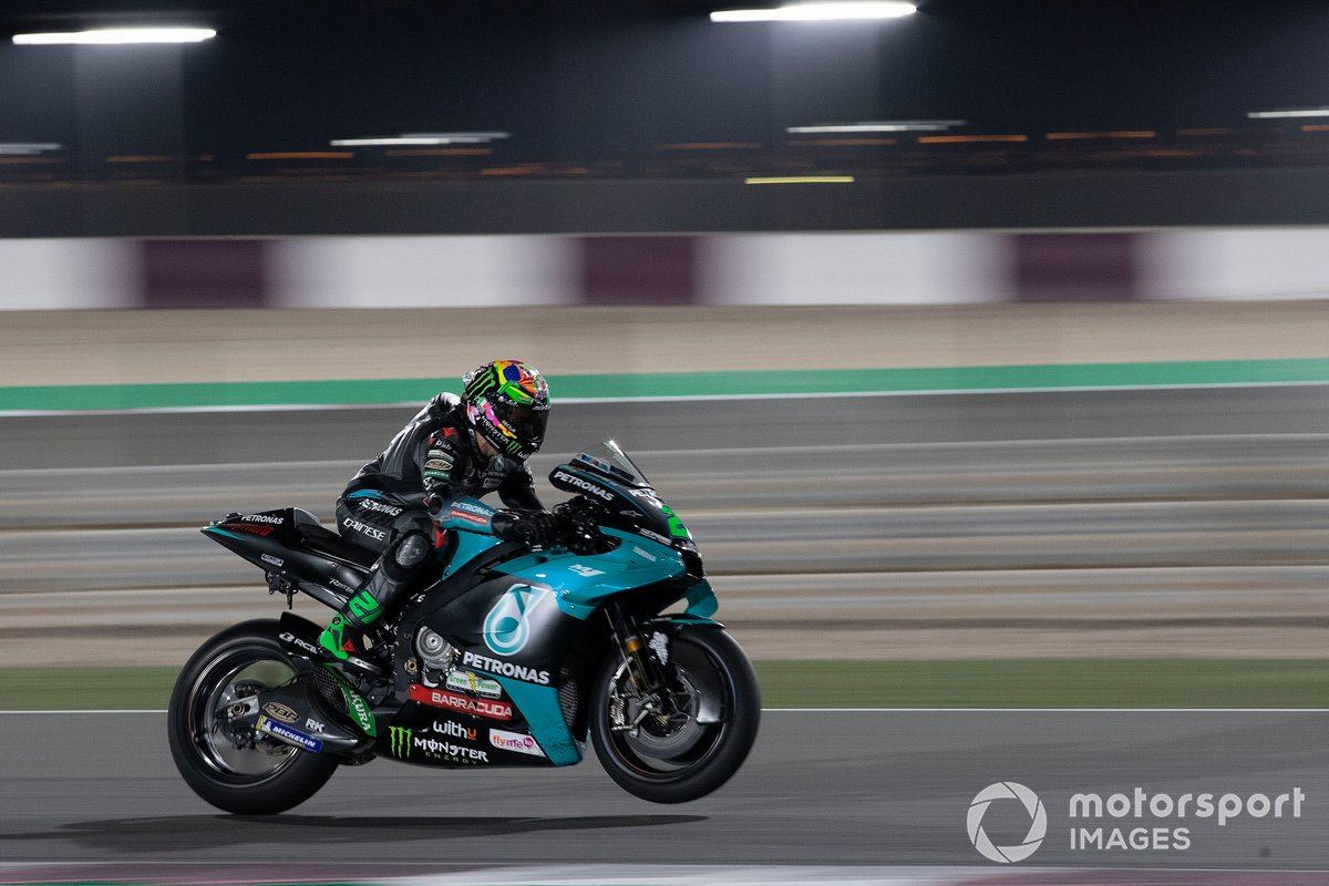 Pembalap Petronas Yamaha SRT, Franco Morbidelli, melesat di atas Yamaha YZR-M1 A-spec pada tes resmi MotoGP di Sirkuit Losail, Qatar.