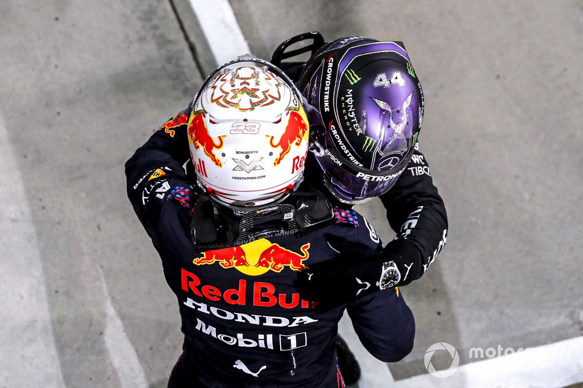 Max Verstappen feliciteert Lewis Hamilton na de race in Bahrein.