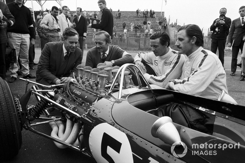 Con Keith Duckworth de Cosworth, Colin Chapman y Graham Hill, mientras posan junto al nuevo Ford Cosworth DFV V8 en 1967.