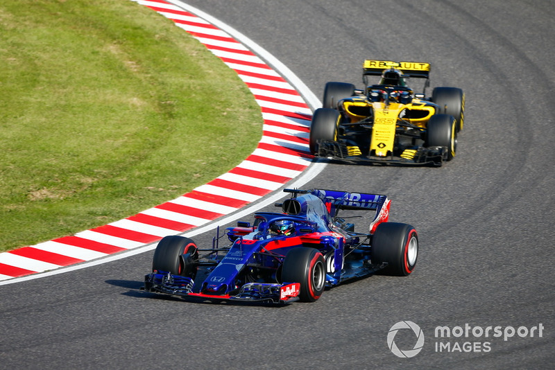 Брендон Хартлі, Toro Rosso STR13, попереду Карлоса Сайнса-мол., Renault Sport F1 Team R.S. 18