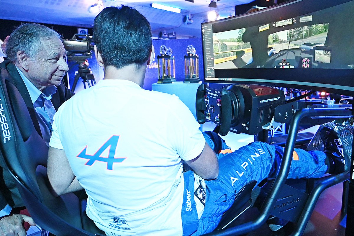 Presiden FIA Jean Todt (kiri) saat melihat simulator Le Mans Virtual.