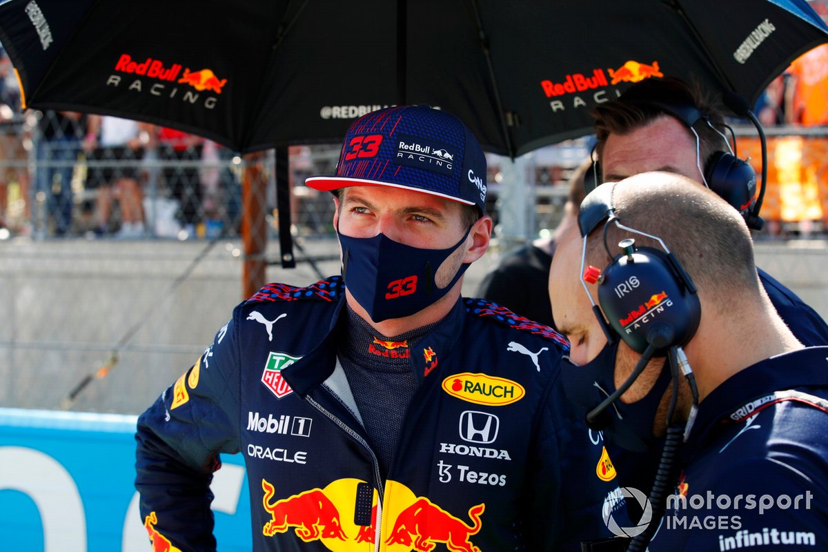 Max Verstappen, Red Bull Racing, on the grid with his engineer
