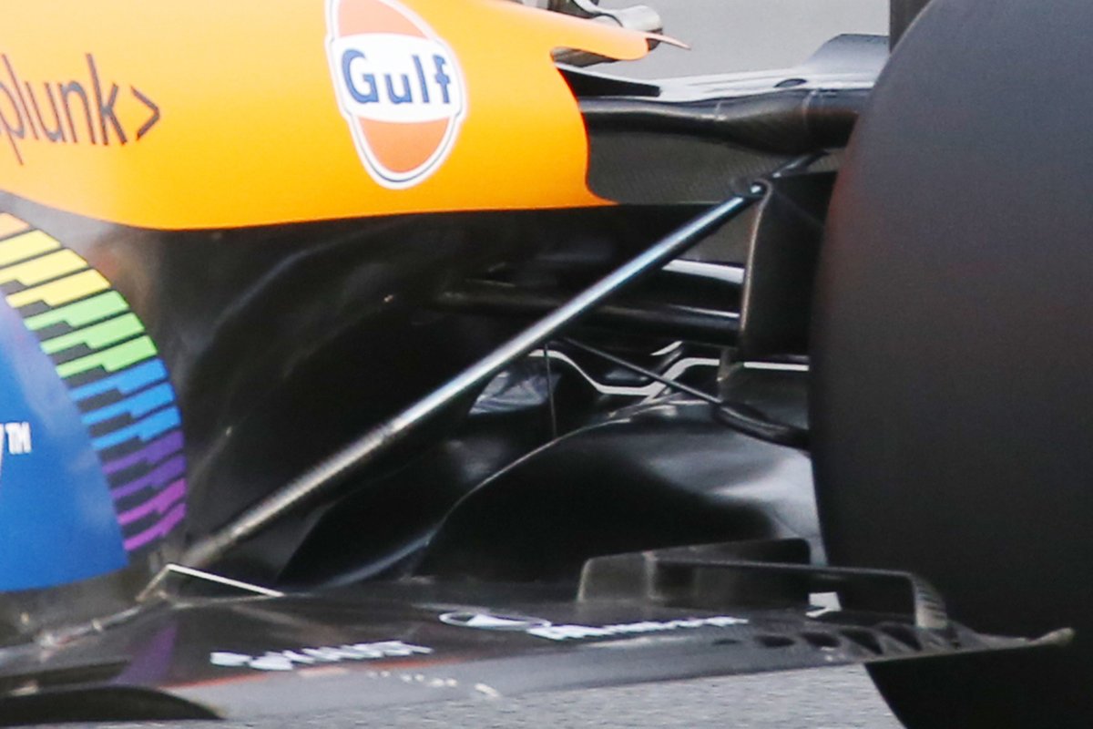 Dettaglio del fondo McLaren MCL35 modificato davanti alle ruote posteriori