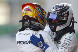 Valtteri Bottas, Mercedes AMG F1, felicita a Lewis Hamilton, Mercedes AMG F1
